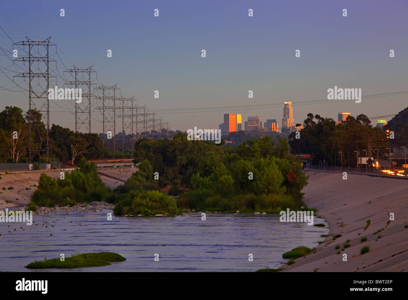 Glendale Narrows au Los Angeles River avec le centre-ville en arrière-plan. Los Angeles, Californie, USA Banque D'Images