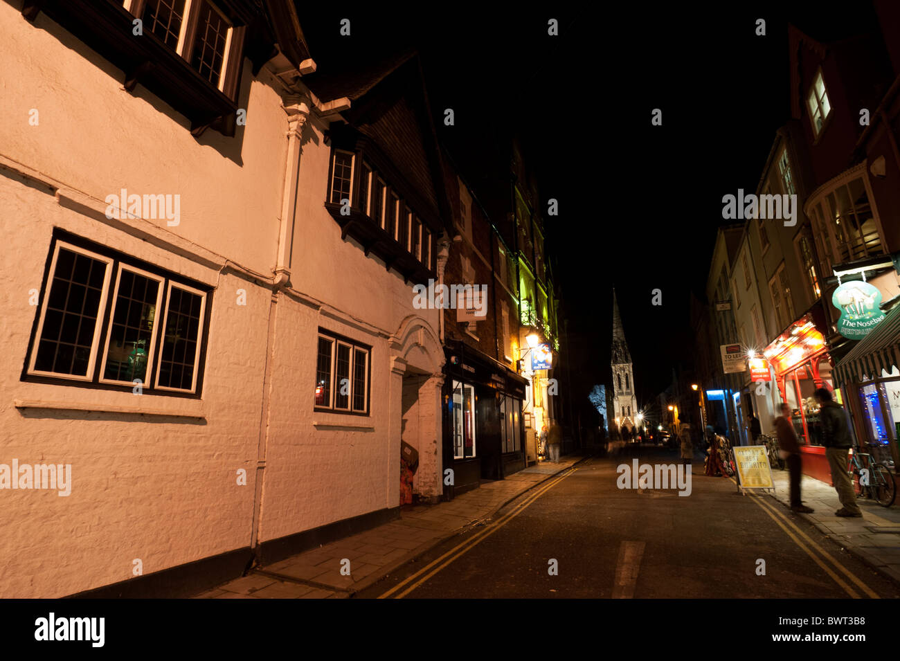 St Michael's Street à Oxford pendant la nuit. Banque D'Images