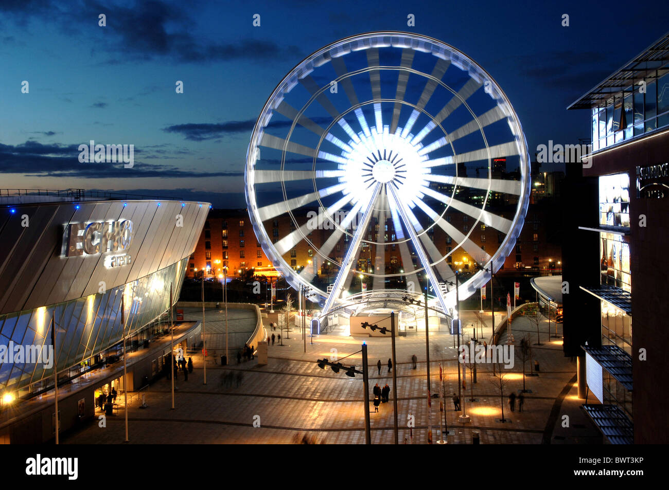 Le Liverpool Echo Arena avec la roue de l'écho de Liverpool au crépuscule. Banque D'Images