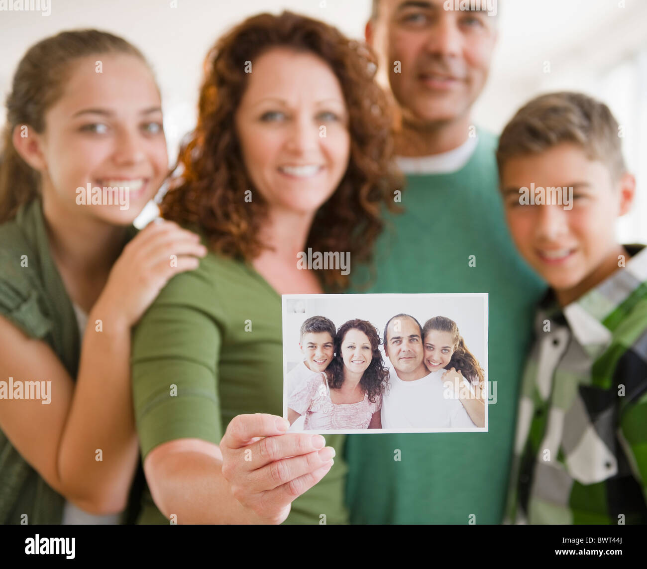 Hispanic woman holding out Famille Family portrait Banque D'Images