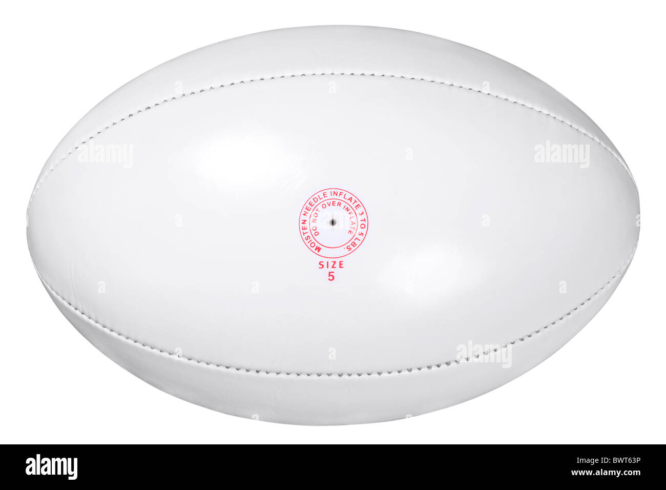 Photo d'un ballon de rugby en cuir blanc isolé sur fond blanc avec clipping path fait à l'aide d'outil Plume. Banque D'Images