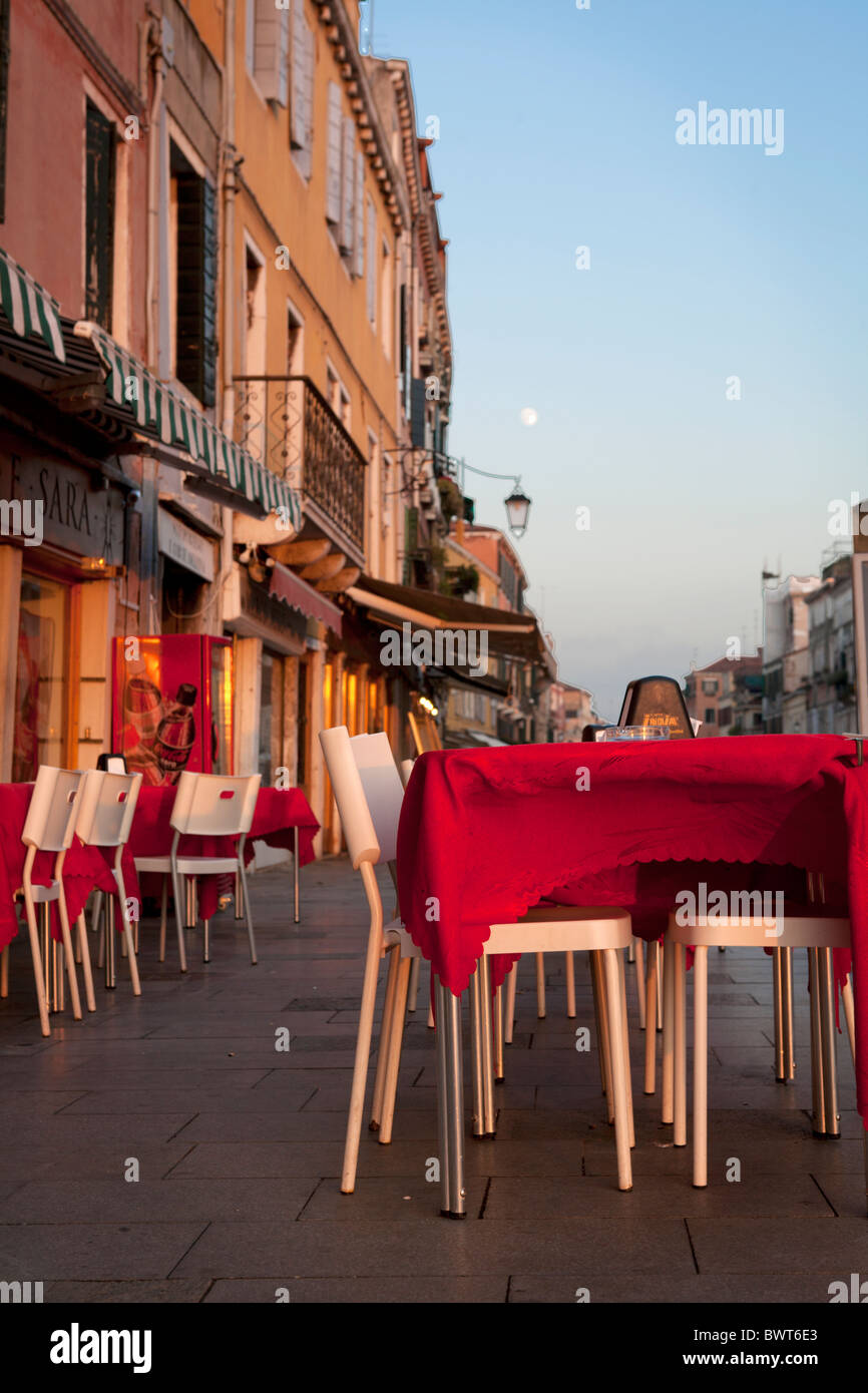 Tables de café dans la rue dans la Via Giuseppe Garibaldi à Venise. Banque D'Images