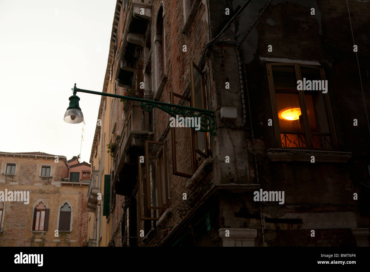 La première lights go on dans le quartier de Castello de Venise juste après le coucher du soleil Banque D'Images