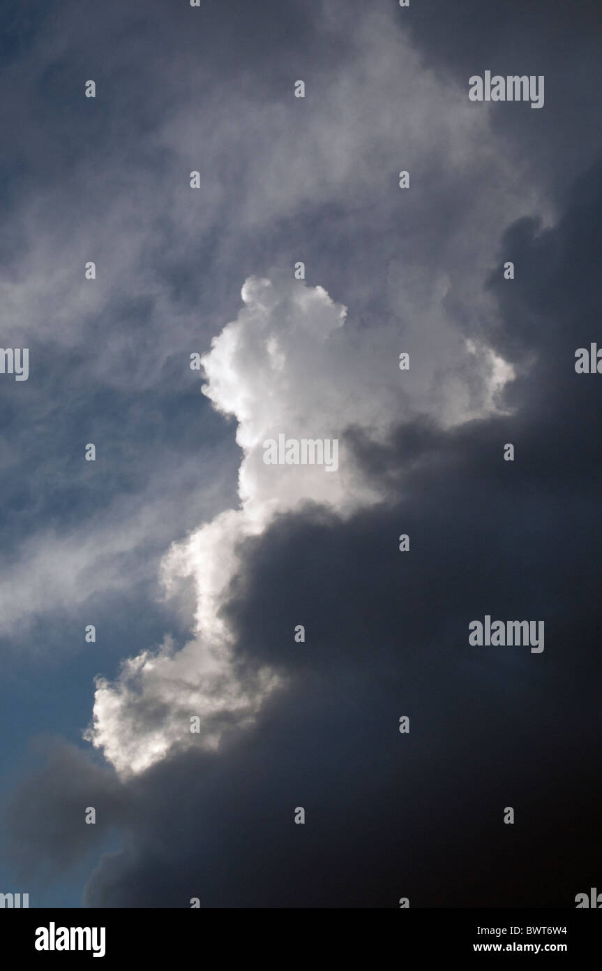 La pluie nuages menaçants avec un cumulus dans le ciel. Banque D'Images