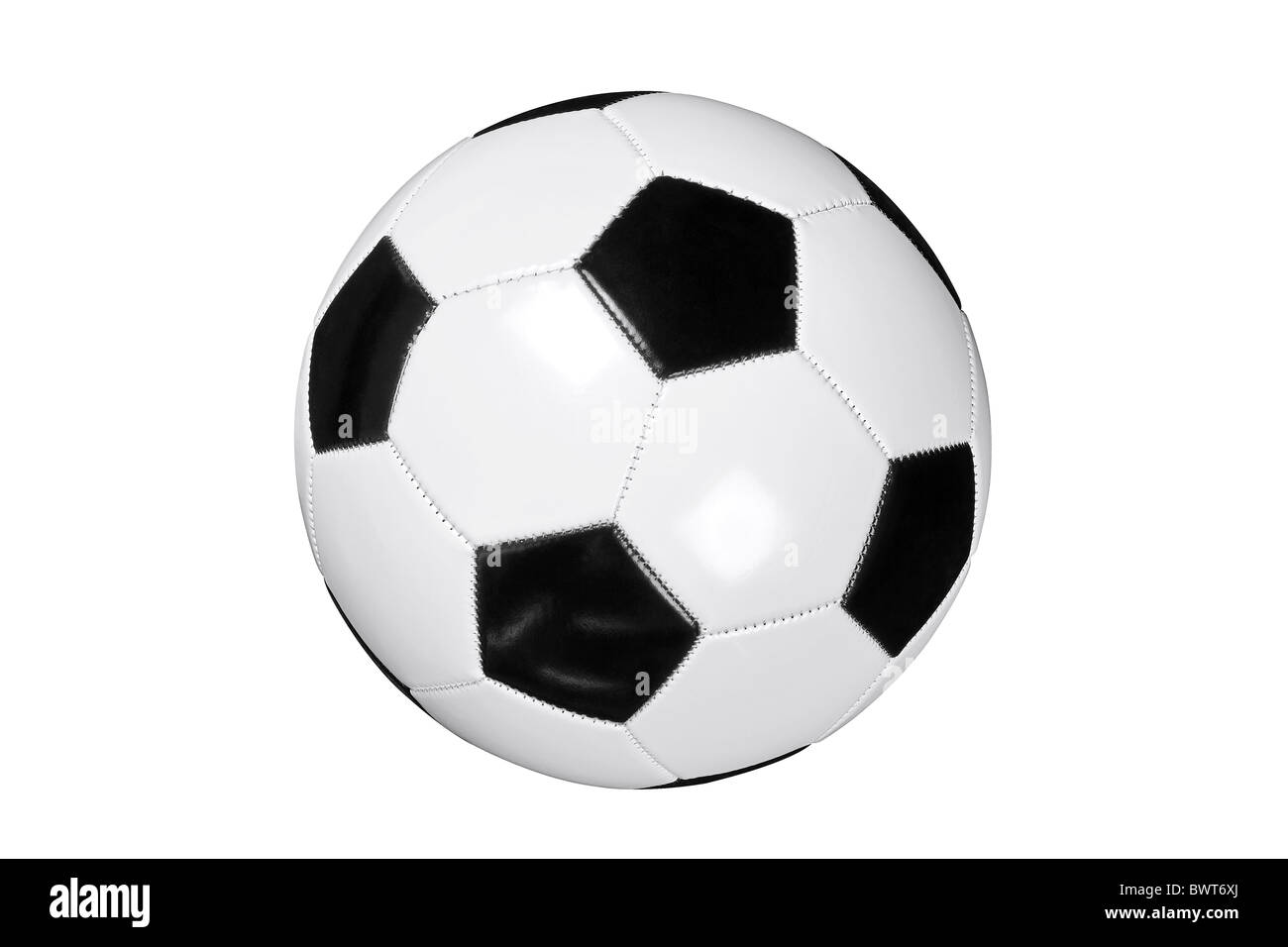 Photo de football en cuir blanc et noir ou ballon de soccer isolé sur fond blanc avec clipping path fait avec l'outil Stylo. Banque D'Images
