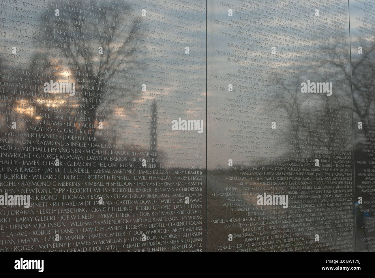 Le Washington Monument reflétée sur le mur Vietnam Veterans Memorial à Washington, DC. Banque D'Images