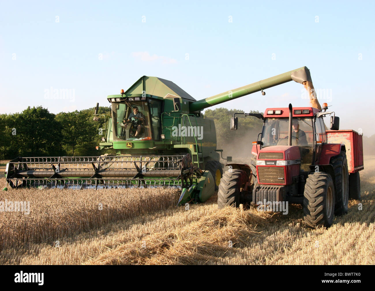 Tracteur et remorque kart maïs Moissonneuse-batteuse John Deer Banque D'Images