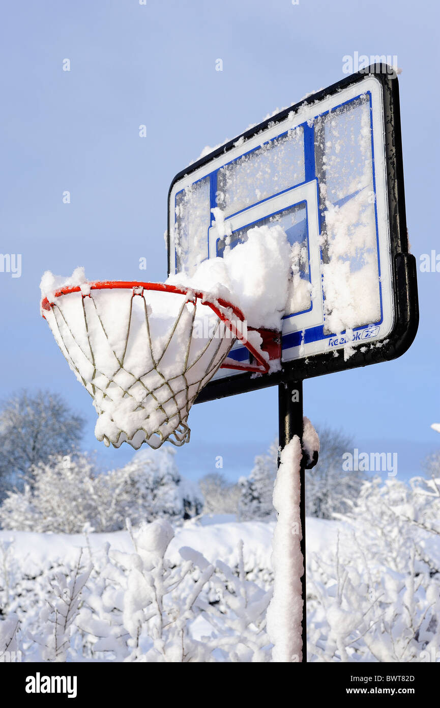 Lourde chute de neige remplit un panier de basket-ball extérieur Photo  Stock - Alamy