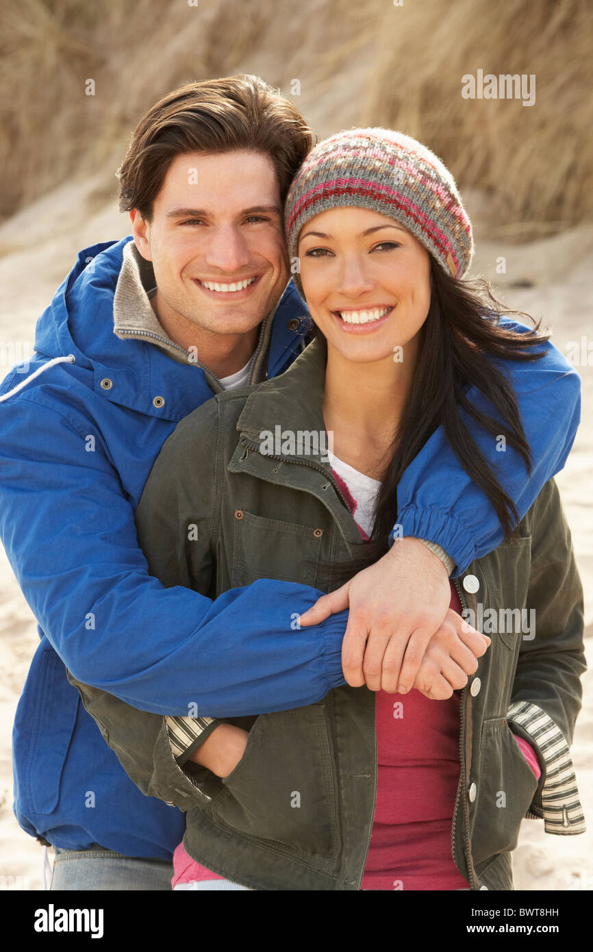Couple sur la plage d'hiver Banque D'Images