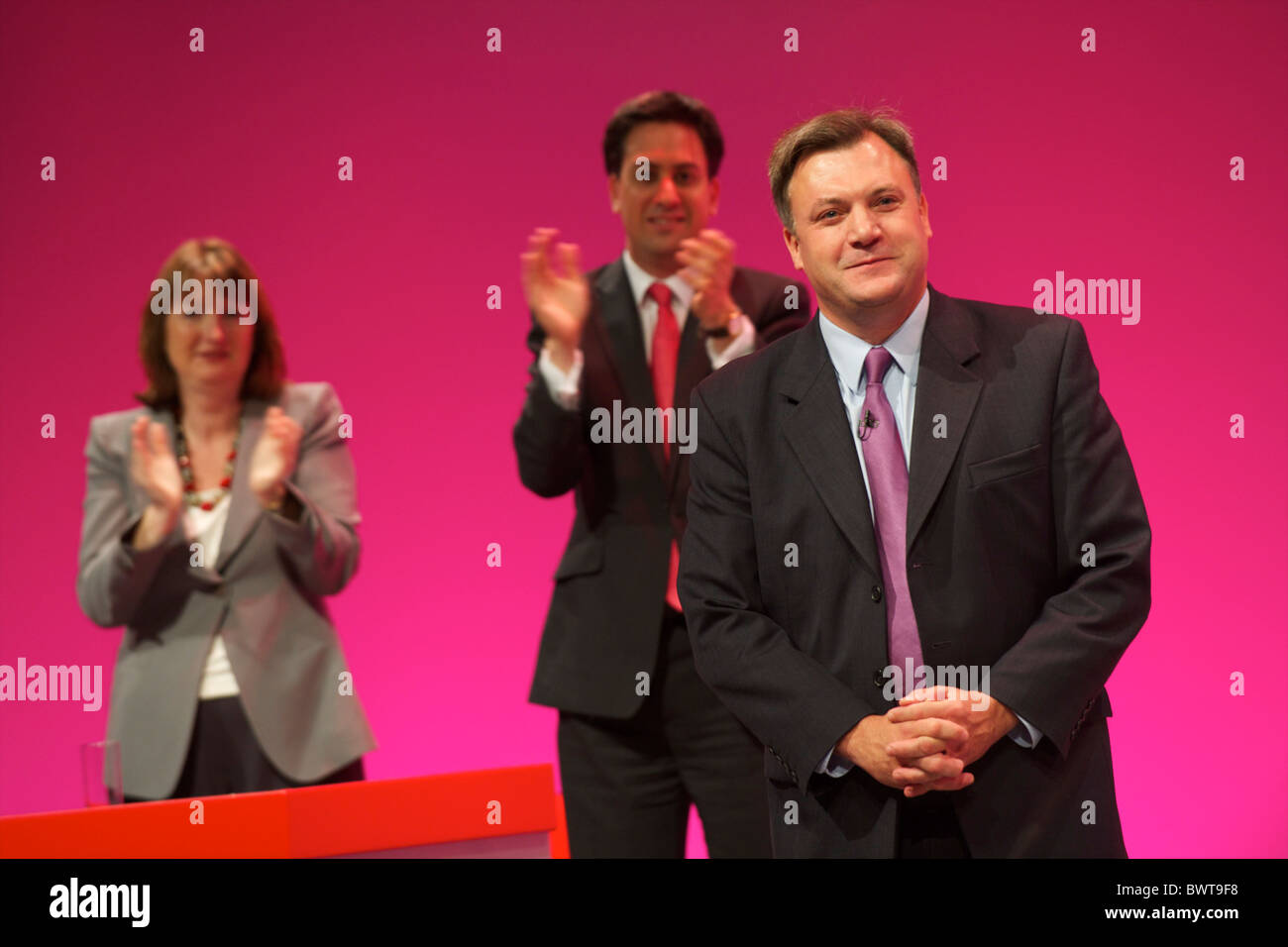 Leader du travail Ed Miliband félicite Ed Balls après son discours devant les délégués participant à la conférence du parti travailliste à Banque D'Images