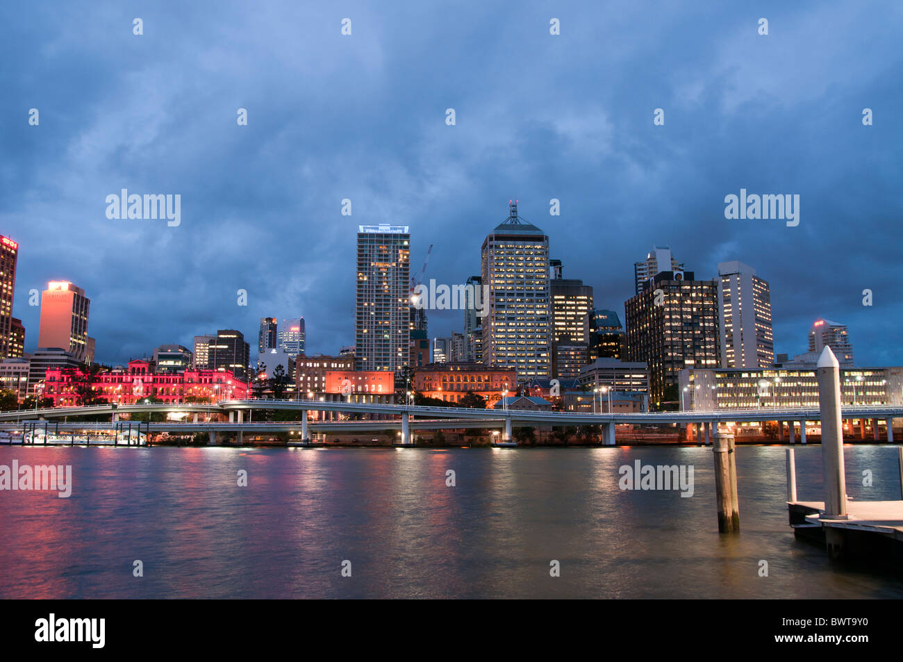 Regardant la skyline at Dusk de Brisbane à travers le fleuve de Brisbane à partir de Southbank. Banque D'Images