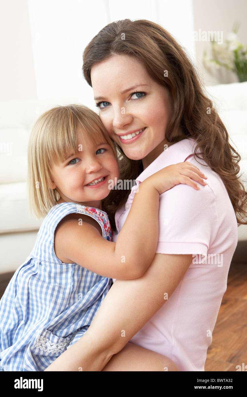 Close Up de mères affectueuses et sa fille à la maison Banque D'Images