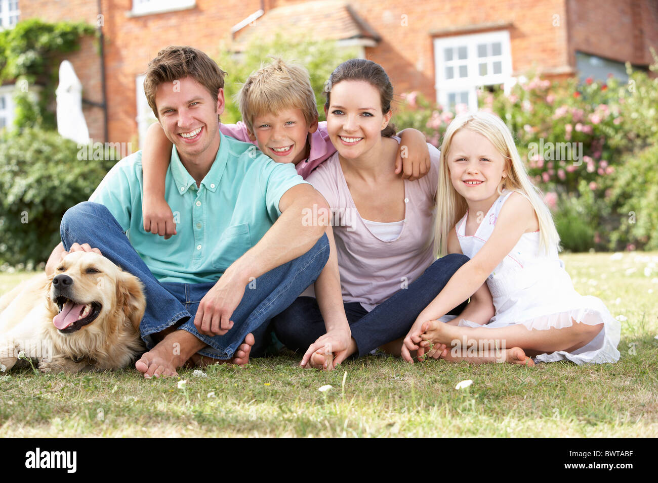 Assis dans la famille Ensemble de jardin Banque D'Images