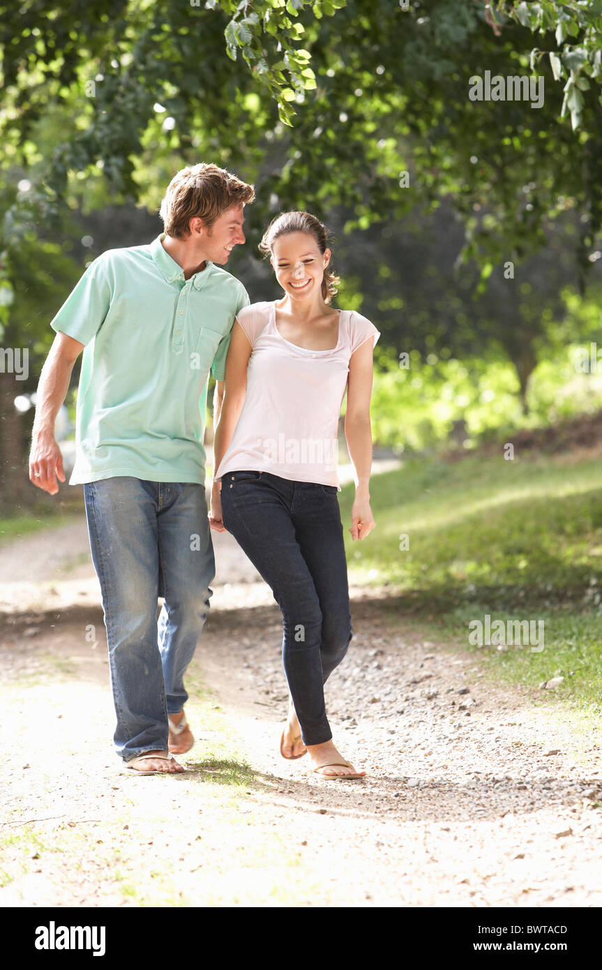 Affectionate Couple Walking in Campagne Ensemble Banque D'Images