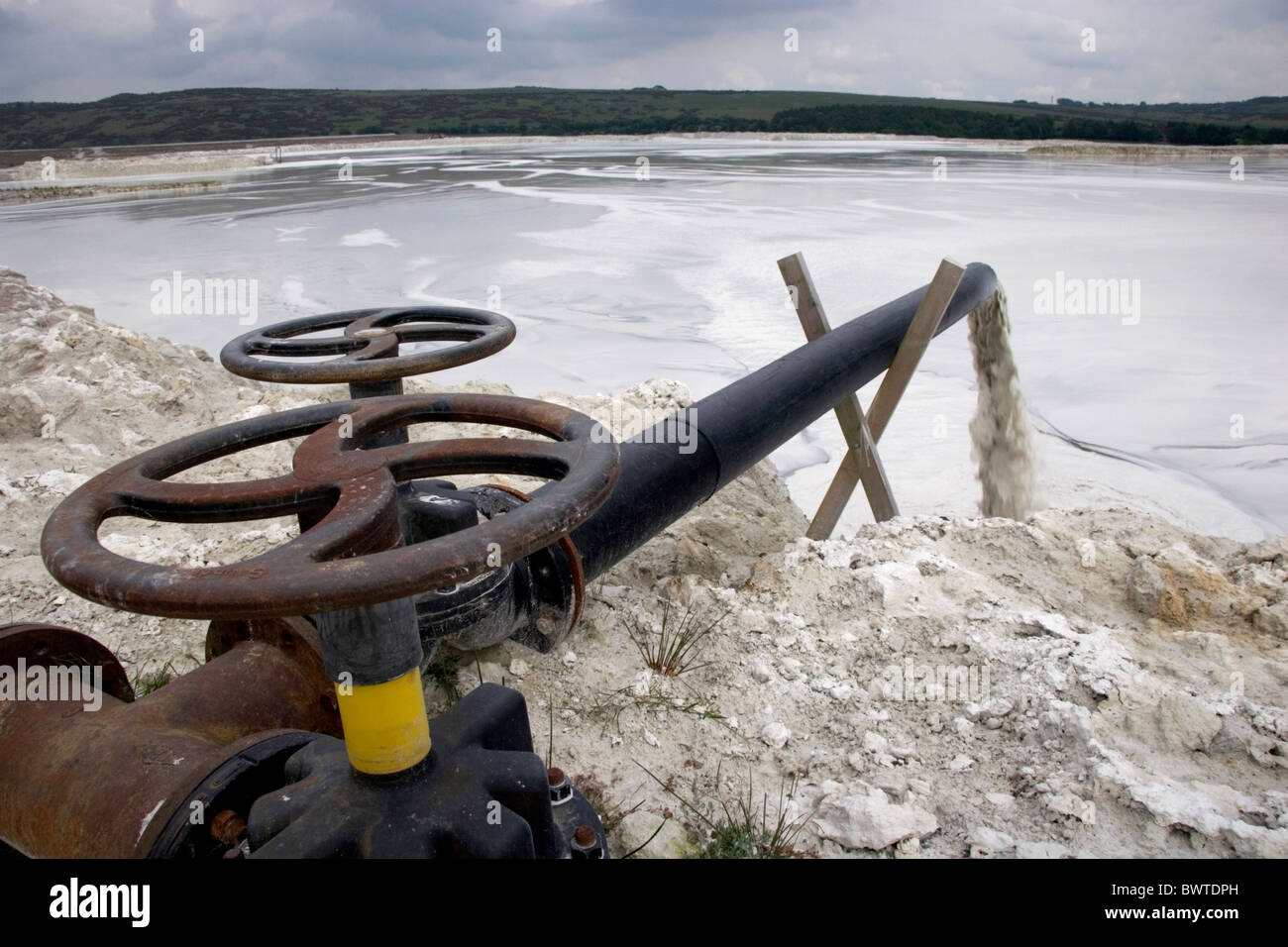 Résidus micacées qui entre dans le lagon de règlement Banque D'Images