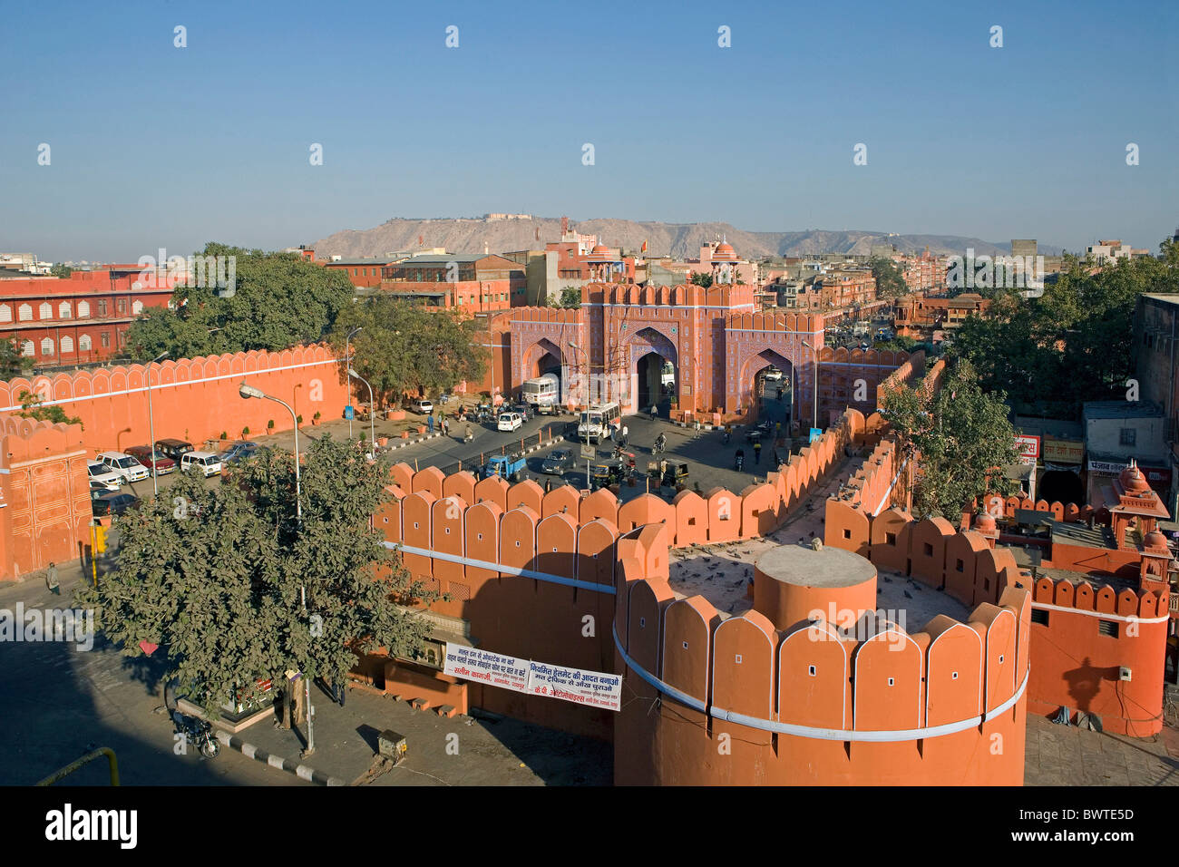 Inde Jaipur ville État du Rajasthan Sanganeri Gate Asia travel Janvier 2008 vieux murs historiques ville archit Banque D'Images
