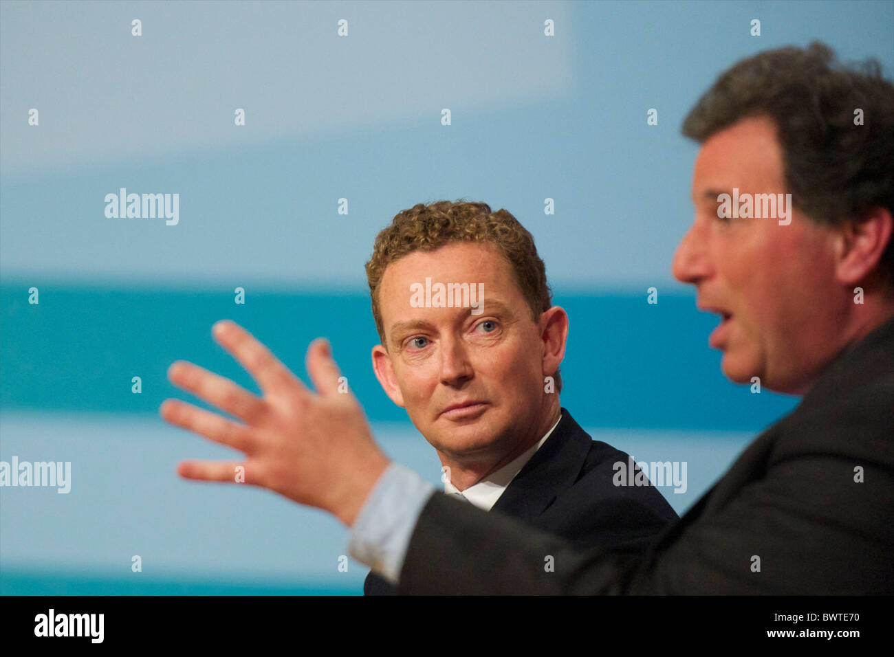 (R-L) Ministre d'État à l'Oliver Letwin et ministre d'État pour le ministère de l'énergie et le changement climatique Gregory Banque D'Images