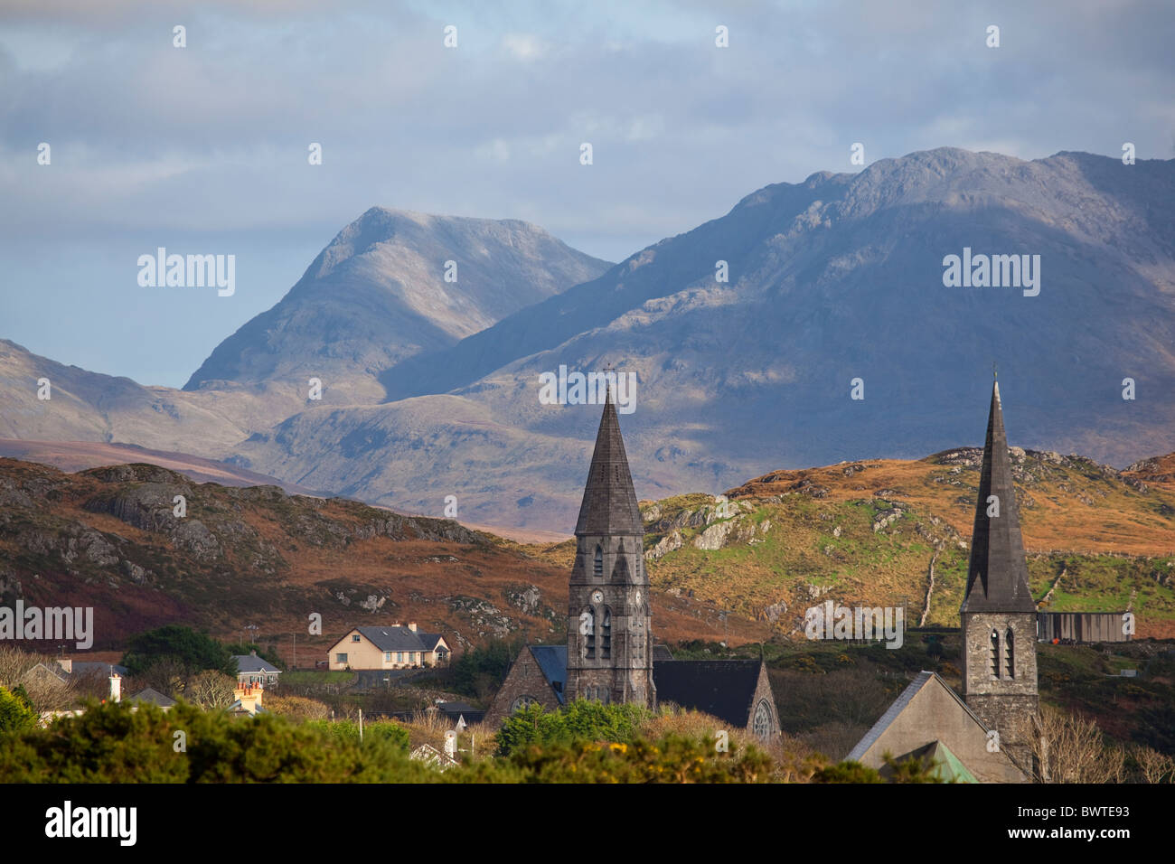 Clochers de la ville de Clifden, Connemara en Irlande, avec les montagnes Twelve Bens à l'arrière-plan Banque D'Images