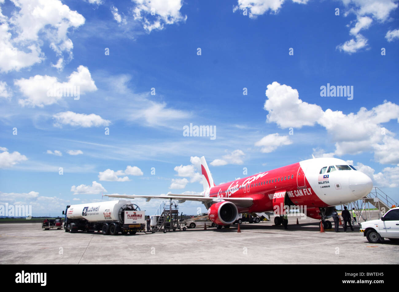 Se préparer avant un vol, vol Airasia, compagnie aérienne entreprise en Malaisie. Le budget de voyage. Banque D'Images