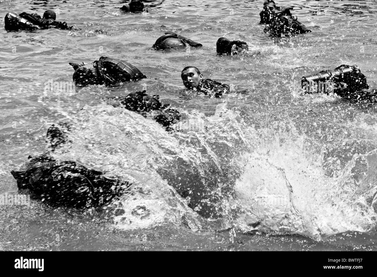 Les jeunes recrues swimm colombienne dans l'eau pour la pratique de survie jungle, département du Meta, en Colombie. Banque D'Images