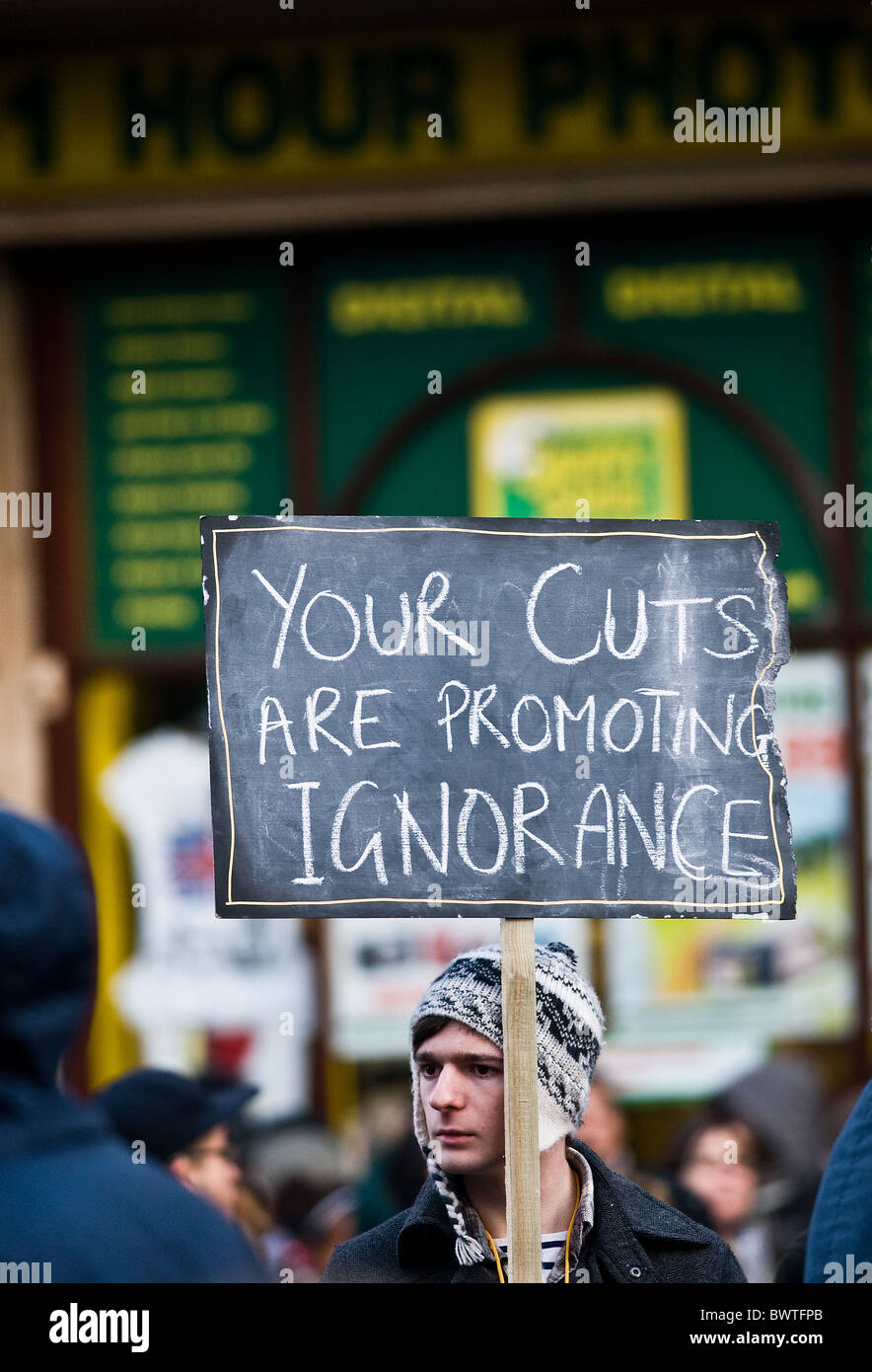 Un étudiant tenant une pancarte lors d'une manifestation contre les frais universitaires. Banque D'Images