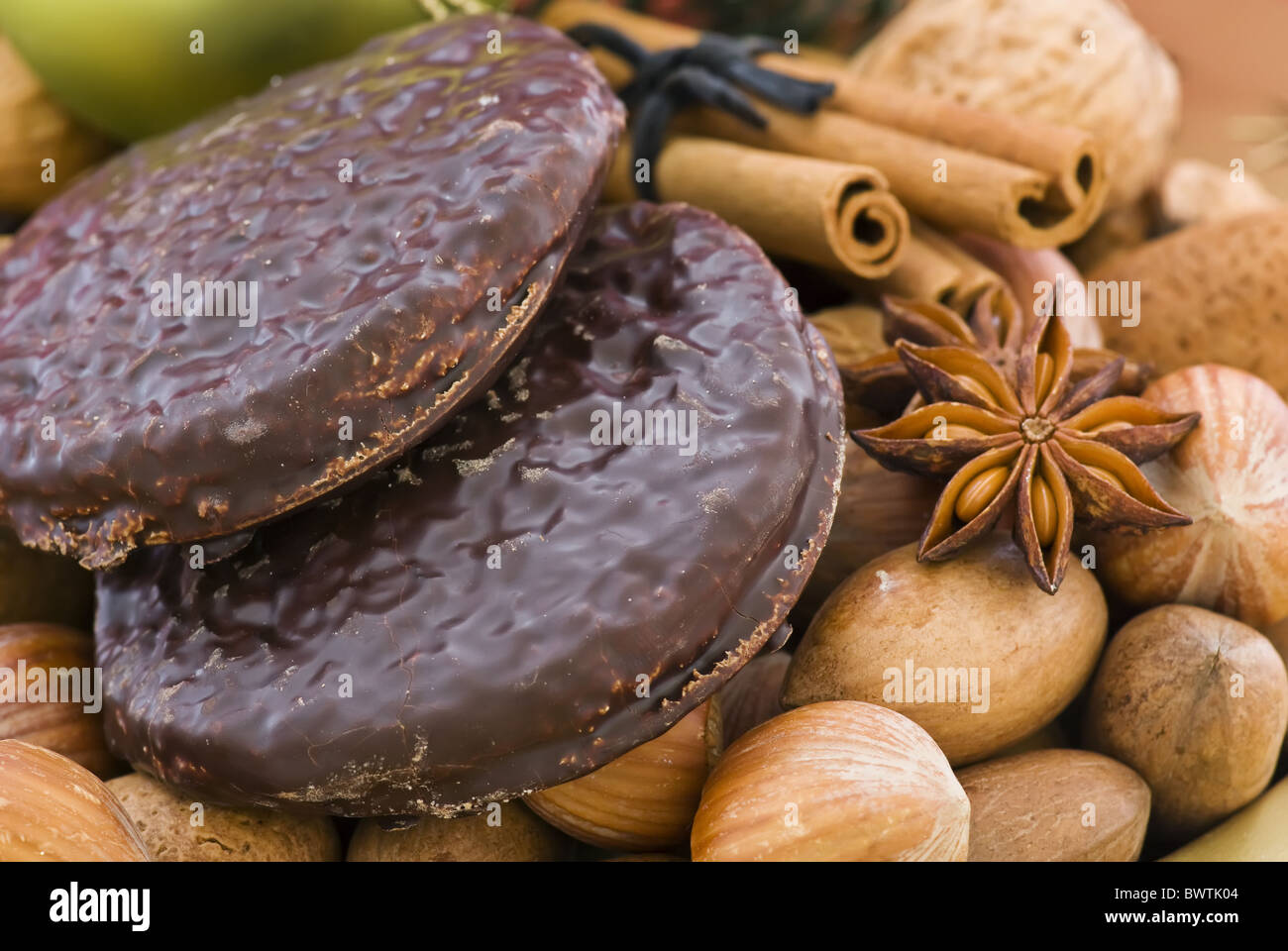 D'épices de Noël avec des écrous, des bâtons de cannelle et babioles comme libre Banque D'Images