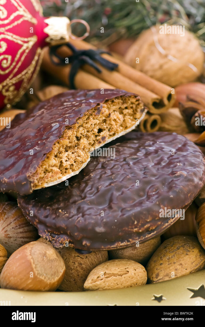 D'épices de Noël avec des écrous, des bâtons de cannelle et babioles comme libre Banque D'Images