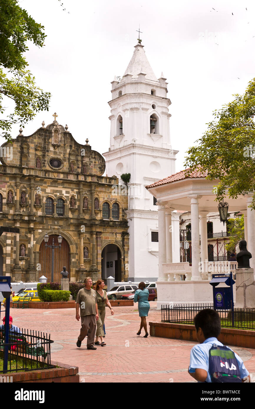 La ville de Panama, Panama - Touristes en plaza, cathédrale, dans Casco Viejo, centre-ville historique. Banque D'Images