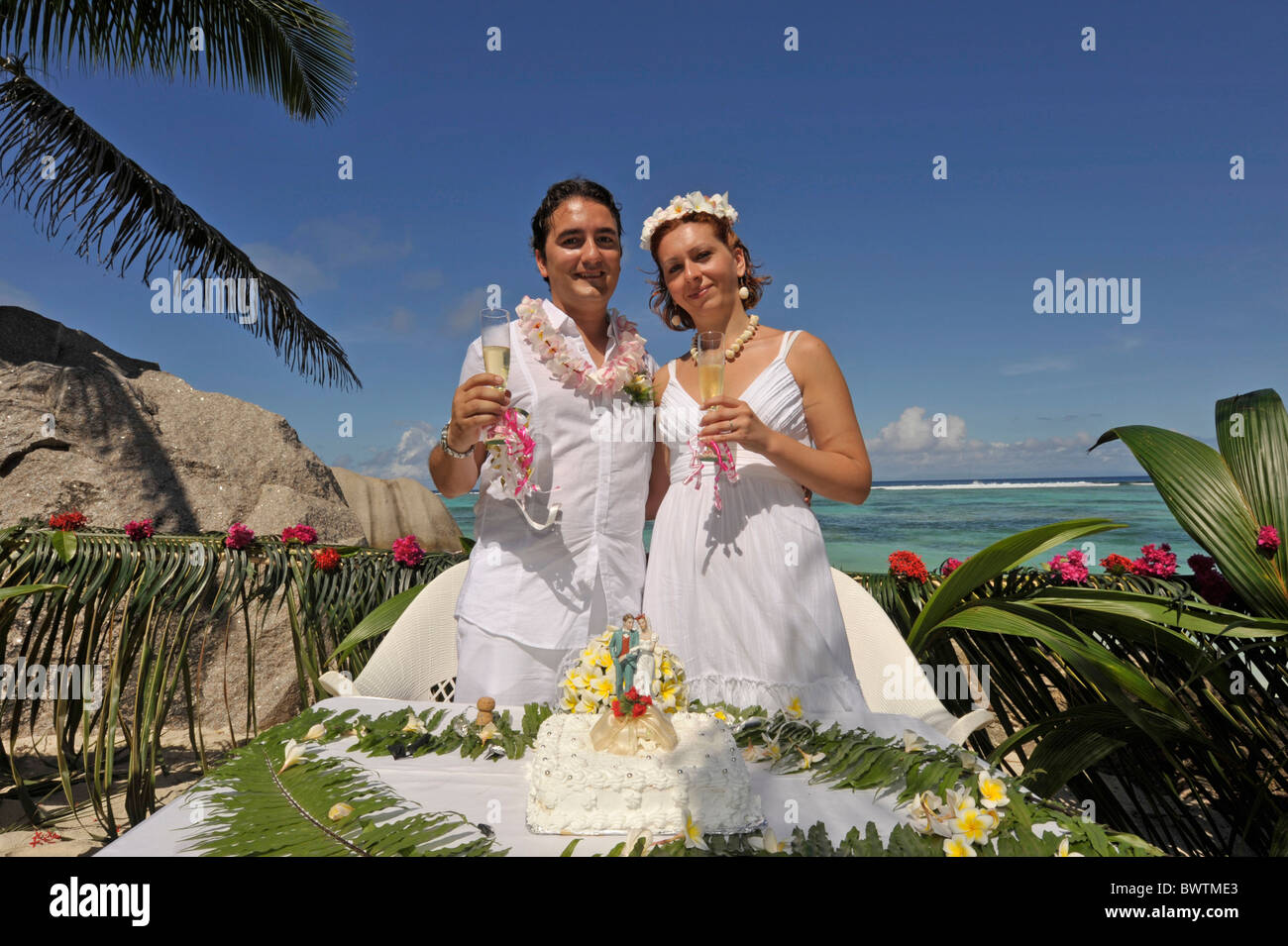 De nouveaux mariés dans La Digue, Seychelles Banque D'Images