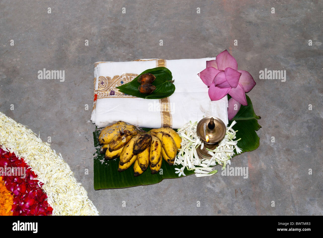 Kerala Dhoti traditionnel / Vesti (Mundu), l'Onam Festival, Inde Banque D'Images