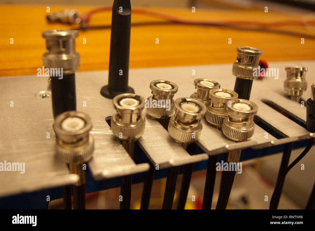 Câbles coaxiaux dans un laboratoire de physique, Faculté des Sciences de l'Université de Porto. Banque D'Images