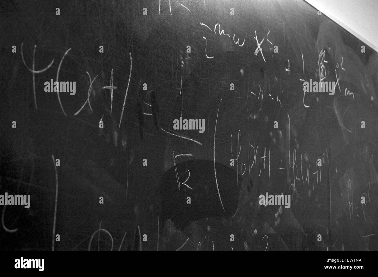 Un tableau noir dans le département de physique de l'Université de Porto Faculté des Sciences au cours de la saison de l'examen. Banque D'Images