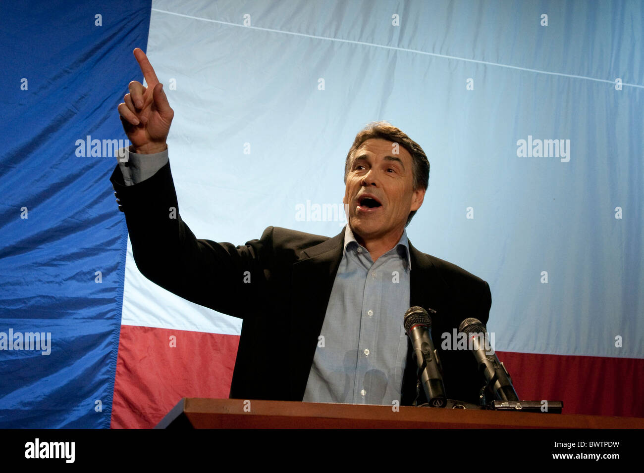 Le gouverneur du Texas, Rick Perry, parle à la victoire républicaine 2010 manifestation tenue soirée électorale à remporter son troisième mandat. Banque D'Images