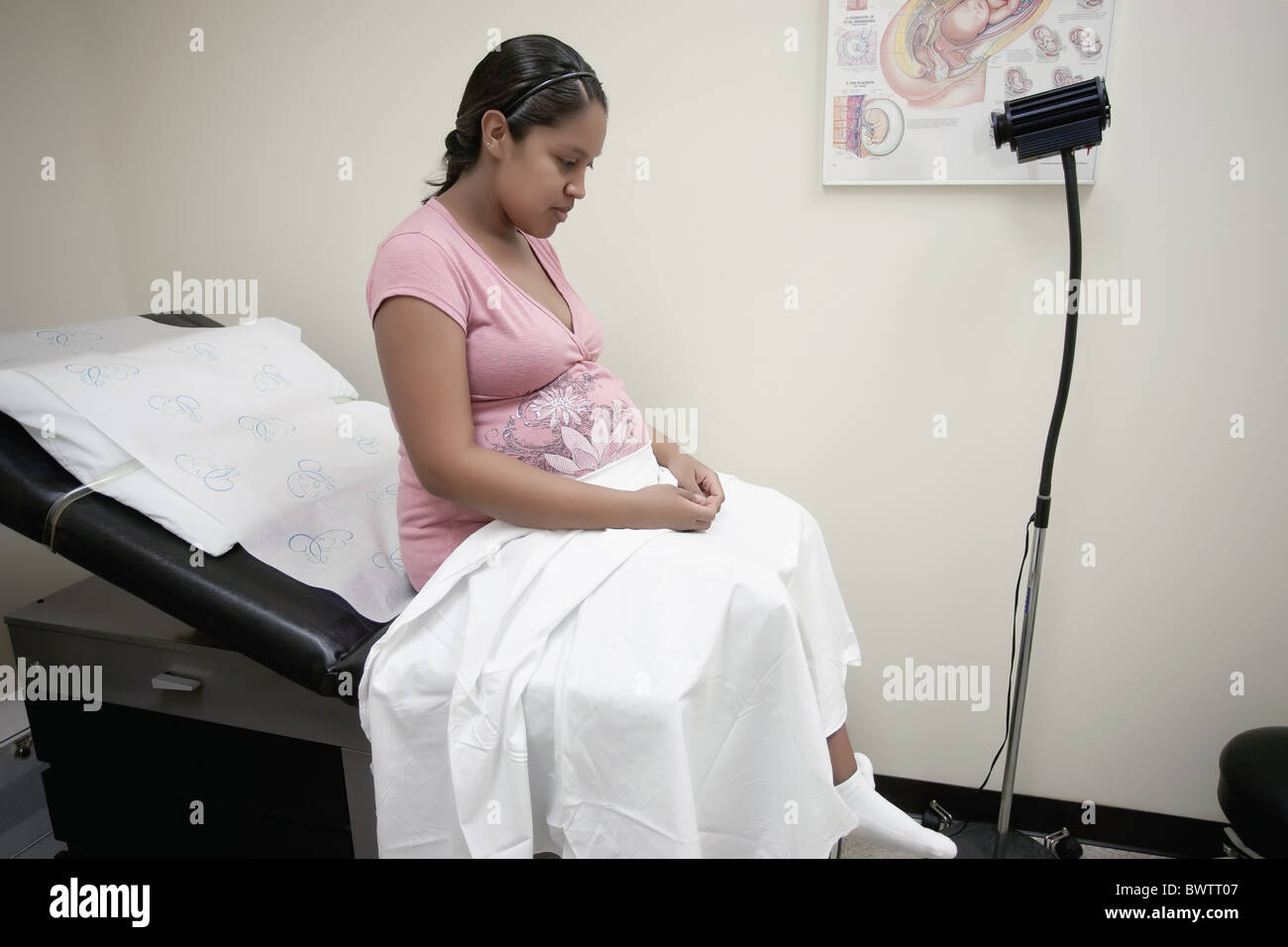 Mère enceinte en attente dans le bureau des médecins pour un examen de grossesse Banque D'Images