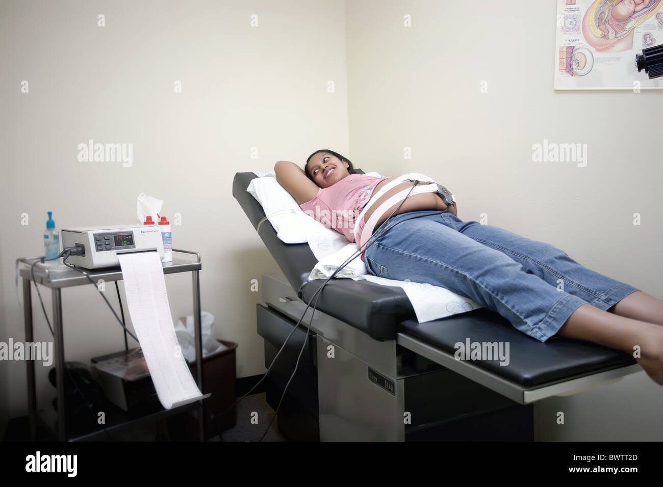 Mère enceinte au cours d'une surveillance de la fréquence cardiaque fœtale check-up Banque D'Images