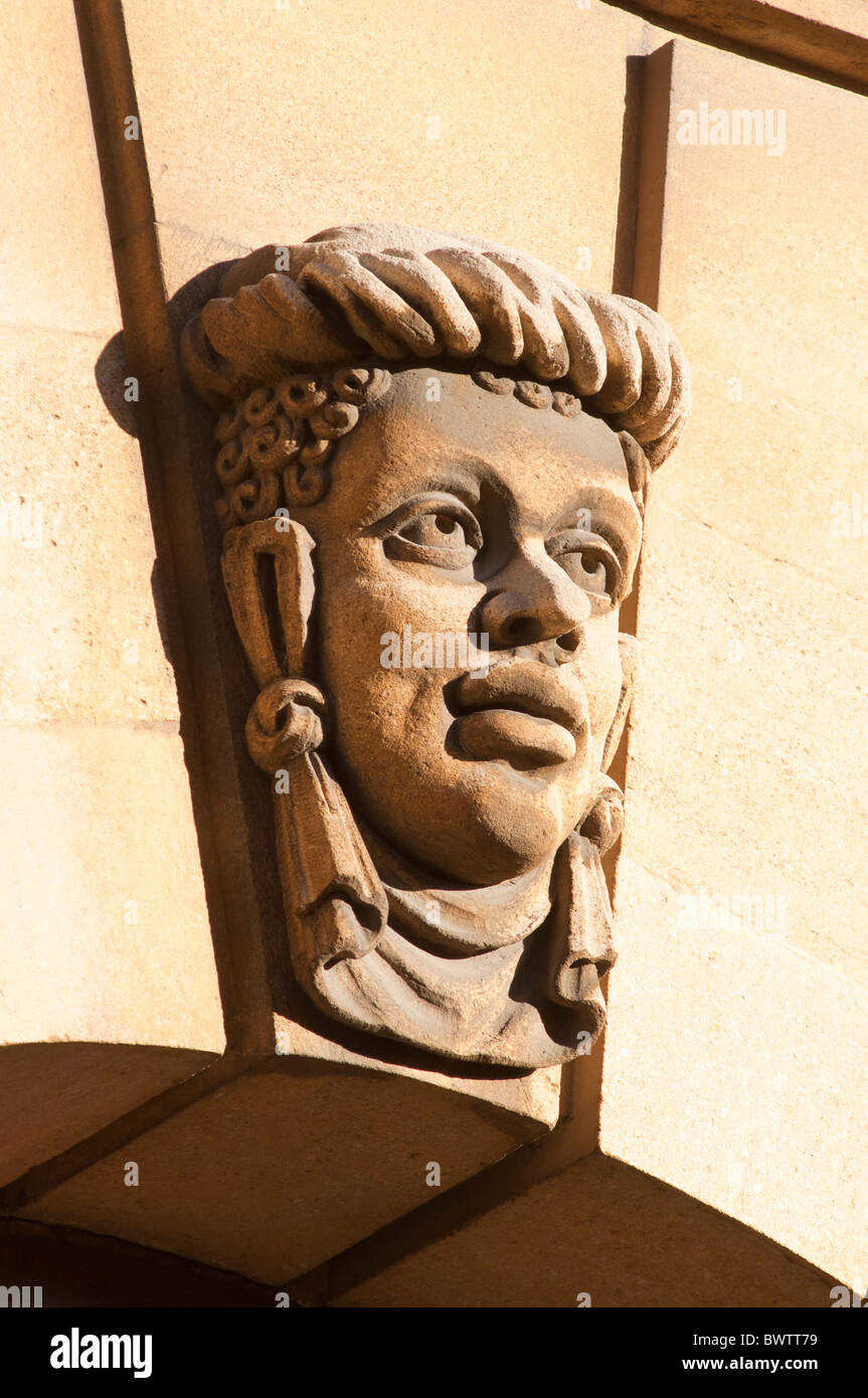 Tête sculptée sur le côté du Sheldonian Theatre Oxford England UK Banque D'Images
