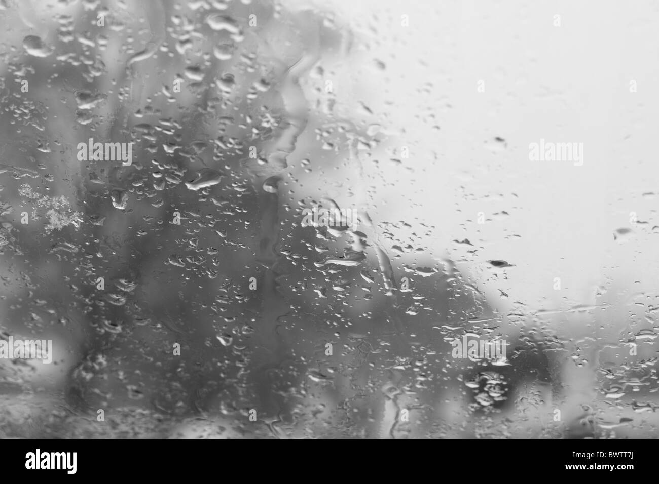 La pluie sur le pare-brise de voiture close up Banque D'Images