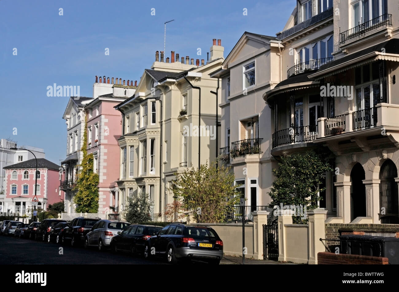 Rangée de maisons dans la région de Primrose Hill, Londres. Banque D'Images