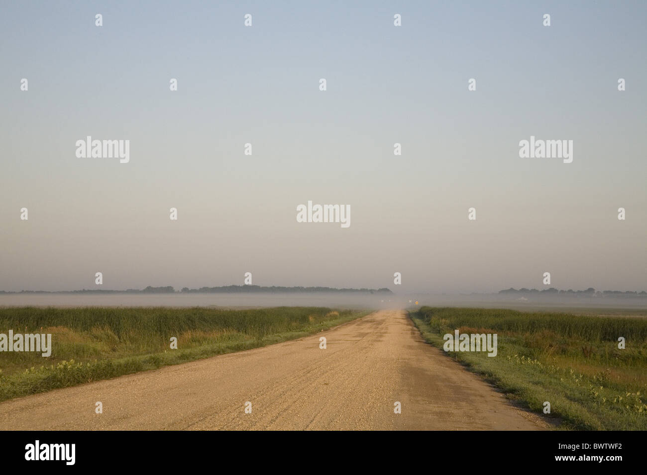 Voir l'aube brouillard route des prairies de la vallée de la Rivière James Banque D'Images