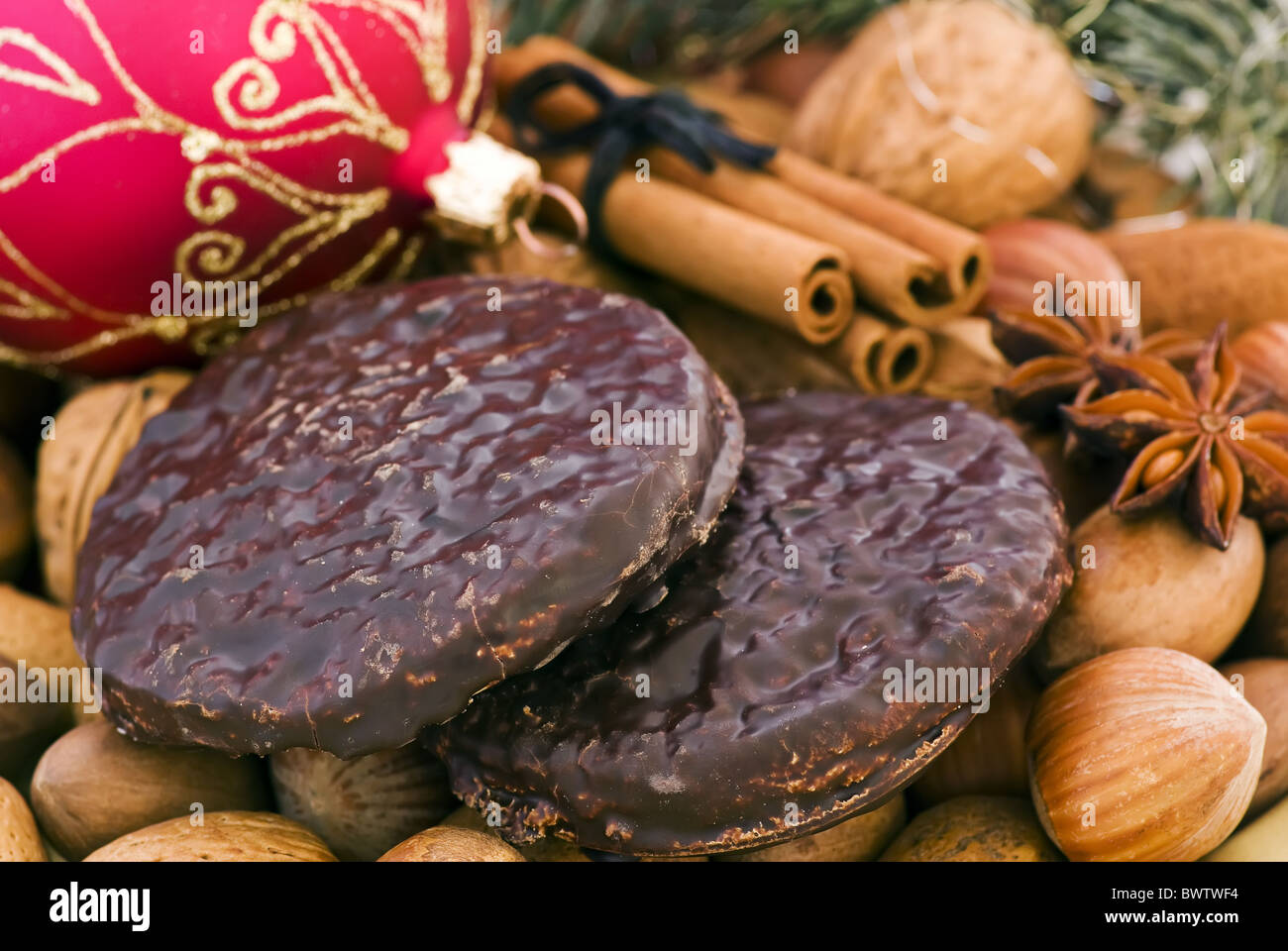 D'épices de Noël avec des écrous, des bâtons de cannelle et babioles comme libre Banque D'Images