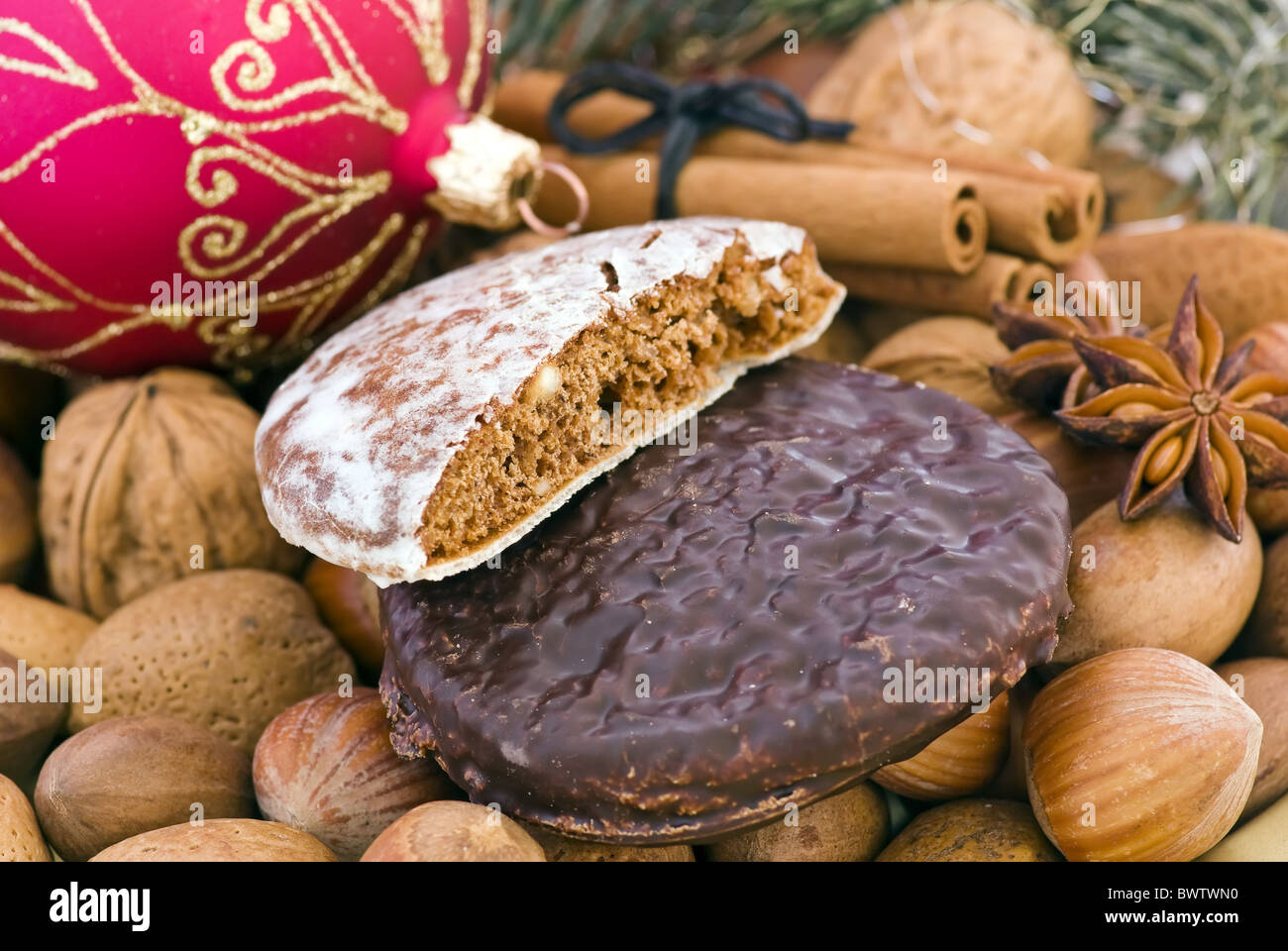 D'épices de Noël avec des écrous, des bâtons de cannelle et babioles comme libre Banque D'Images