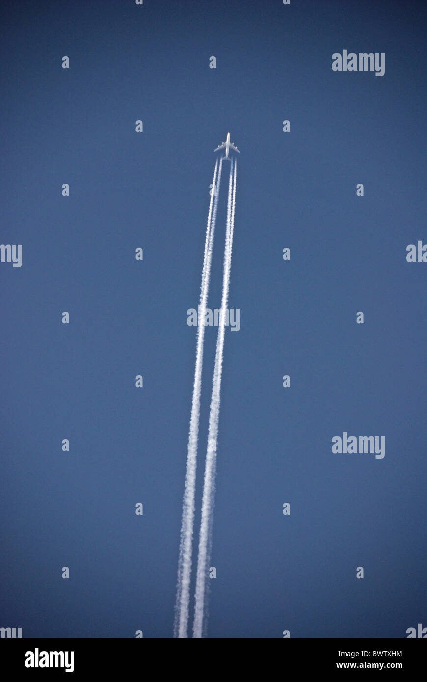 Les gaz d'échappement des gaz d'échappement CO2 ciel bleu aviateur flying fly distance Vols Vols avion aérien airp Banque D'Images