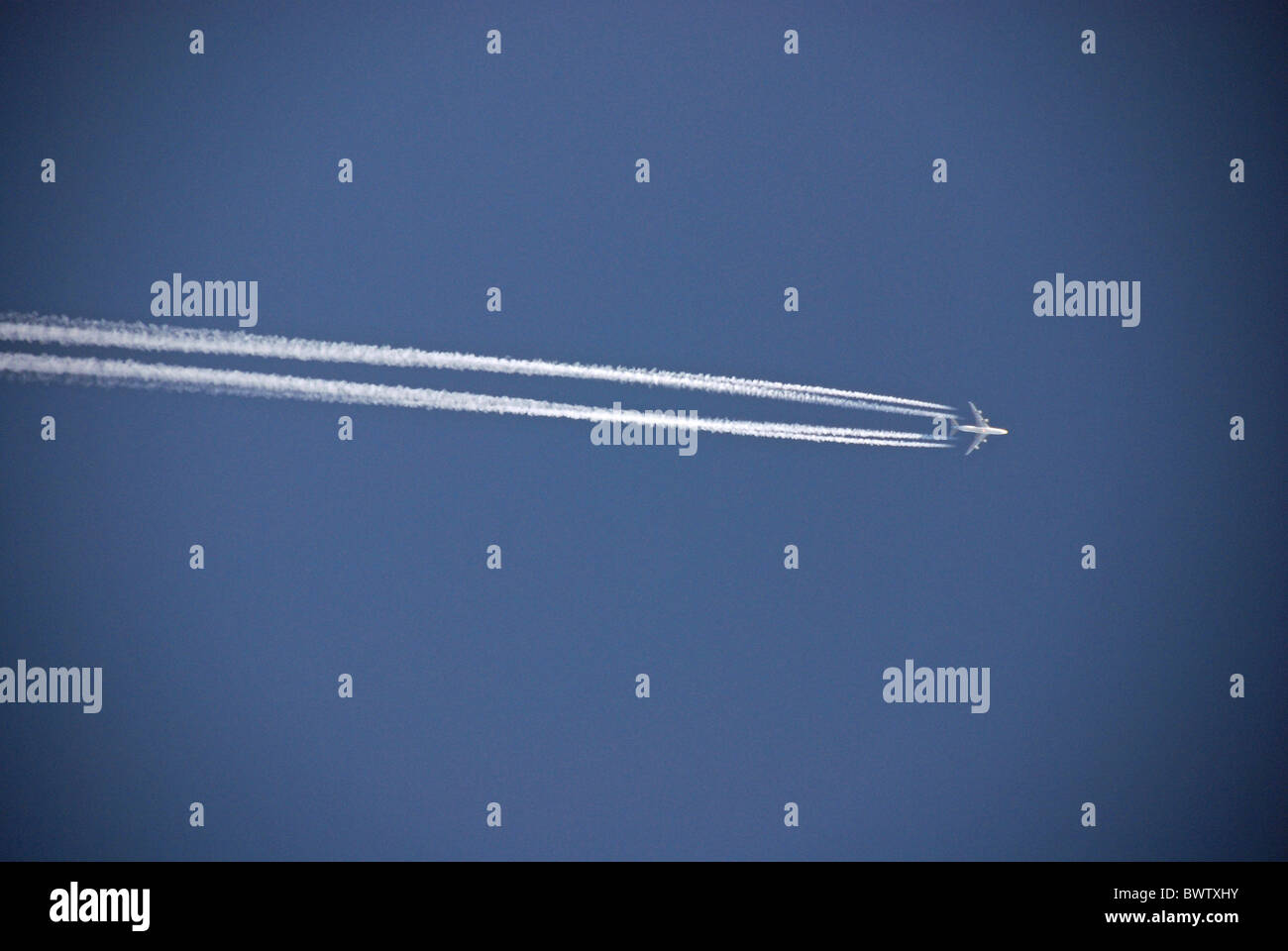 Les gaz d'échappement des gaz d'échappement CO2 ciel bleu aviateur flying fly distance Vols Vols avion aérien airp Banque D'Images