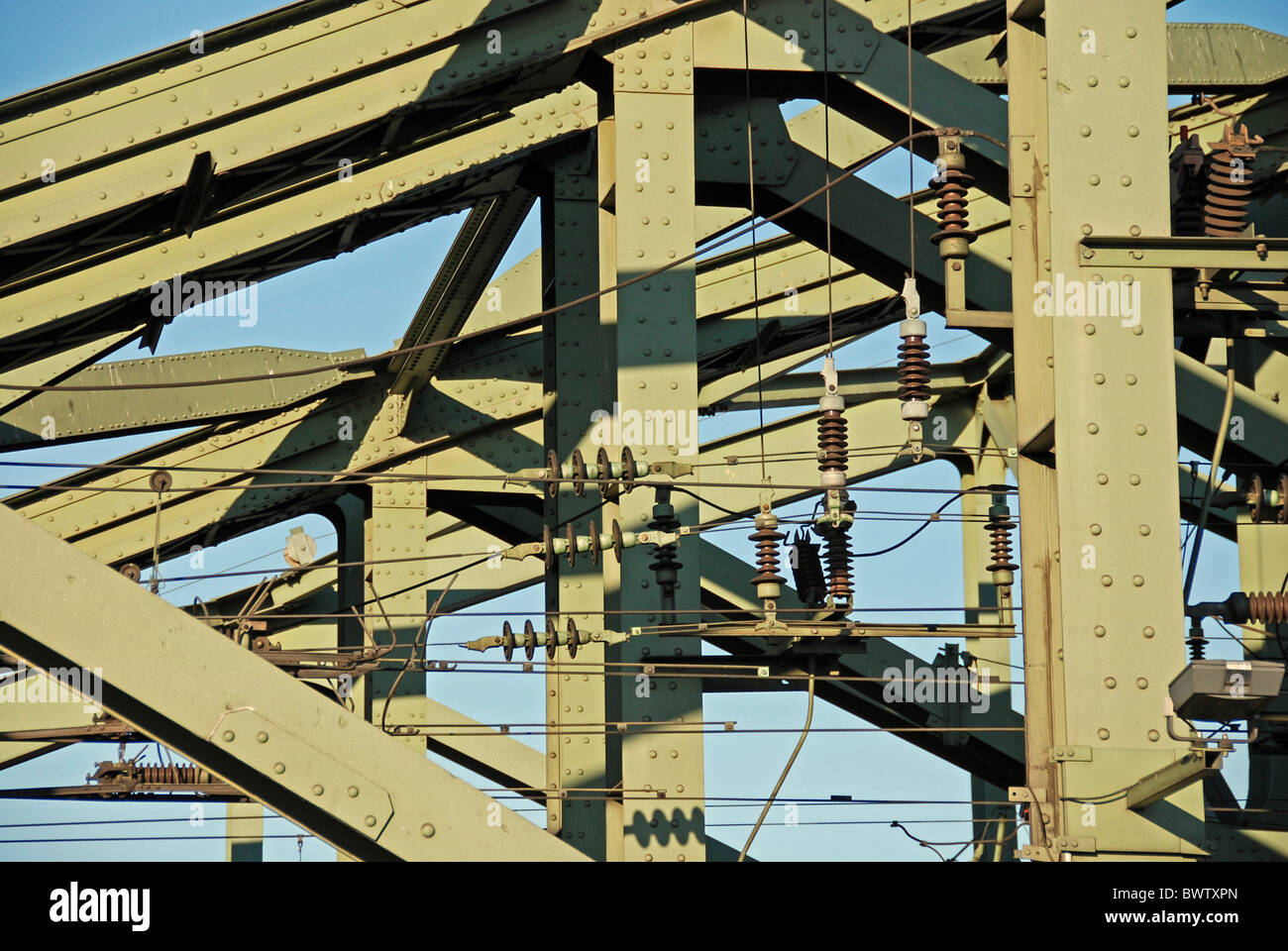 Allemagne Europe Cologne pont de fer, pont d'acier détail vert close-up construction ligne à haute tension Banque D'Images