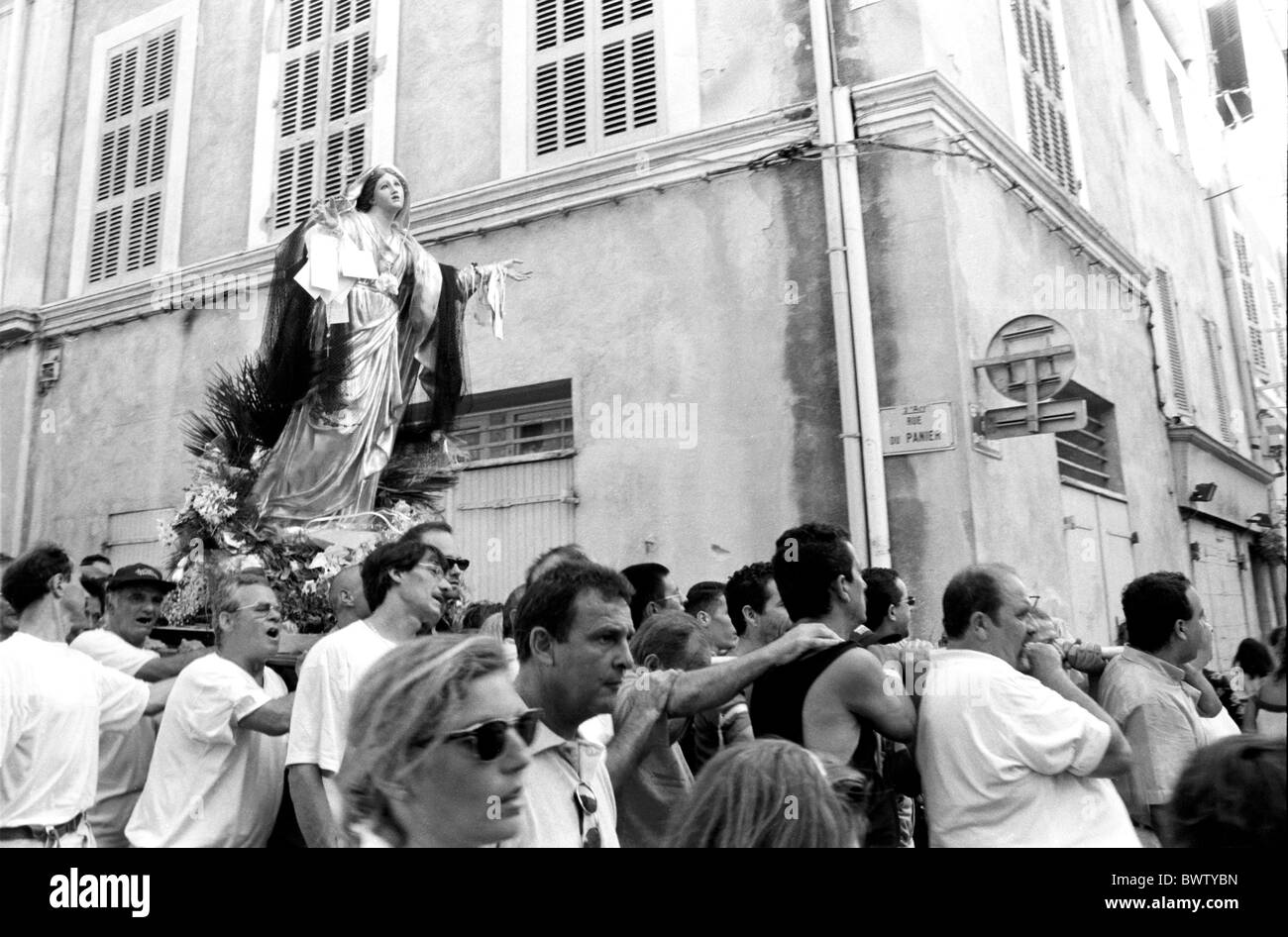 Jour de l'assomption procession de gens portant une statue de la Vierge Marie à travers les rues du panier, Marseille, France. Banque D'Images