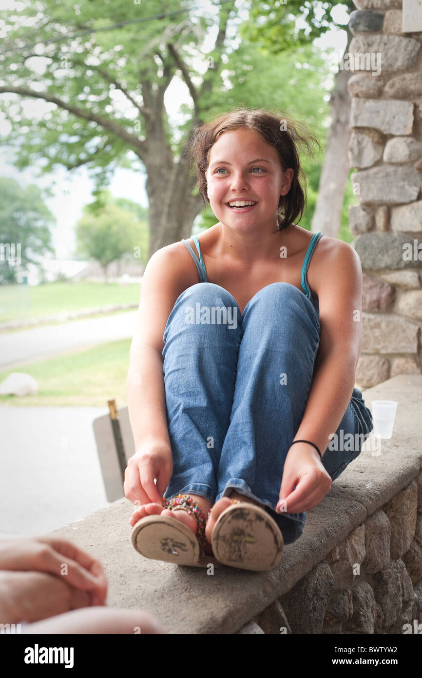 Teen girl rire sur paroi rocheuse près de l'arbre Banque D'Images