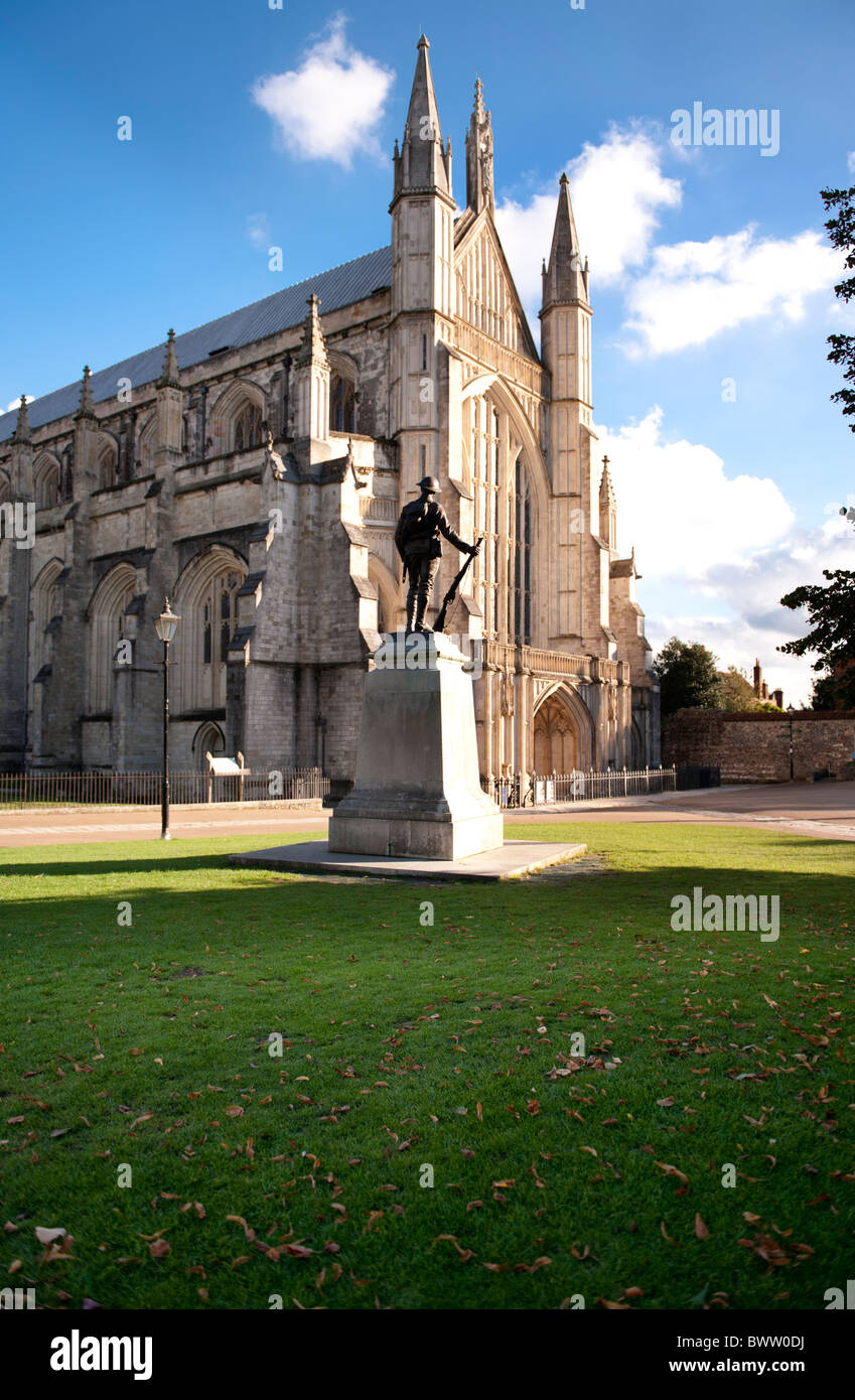 Monument commémoratif de guerre à l'extérieur de la cathédrale de Winchester Banque D'Images