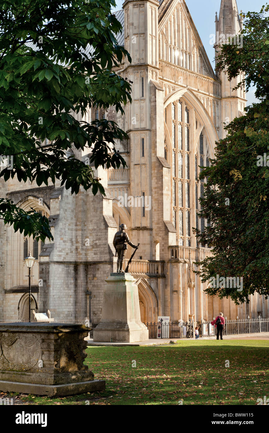 Pierre tombale et War Memorial à l'extérieur de la cathédrale de Winchester Banque D'Images