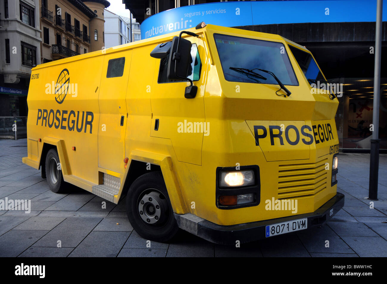Camion blindé, la sécurité des camions en espèces d'argent à une banque en Espagne Banque D'Images