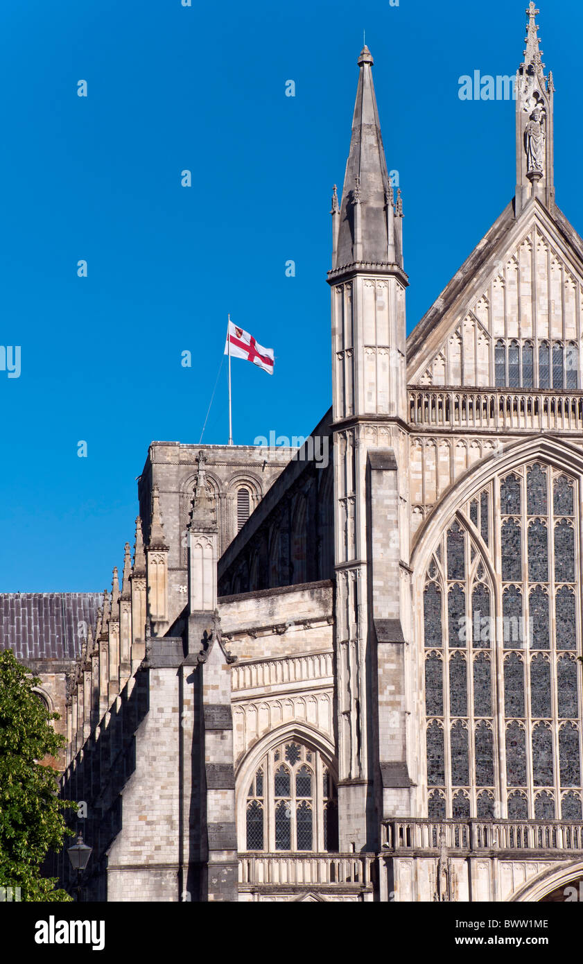 Pavillon de St George battant sur la cathédrale de Winchester Banque D'Images